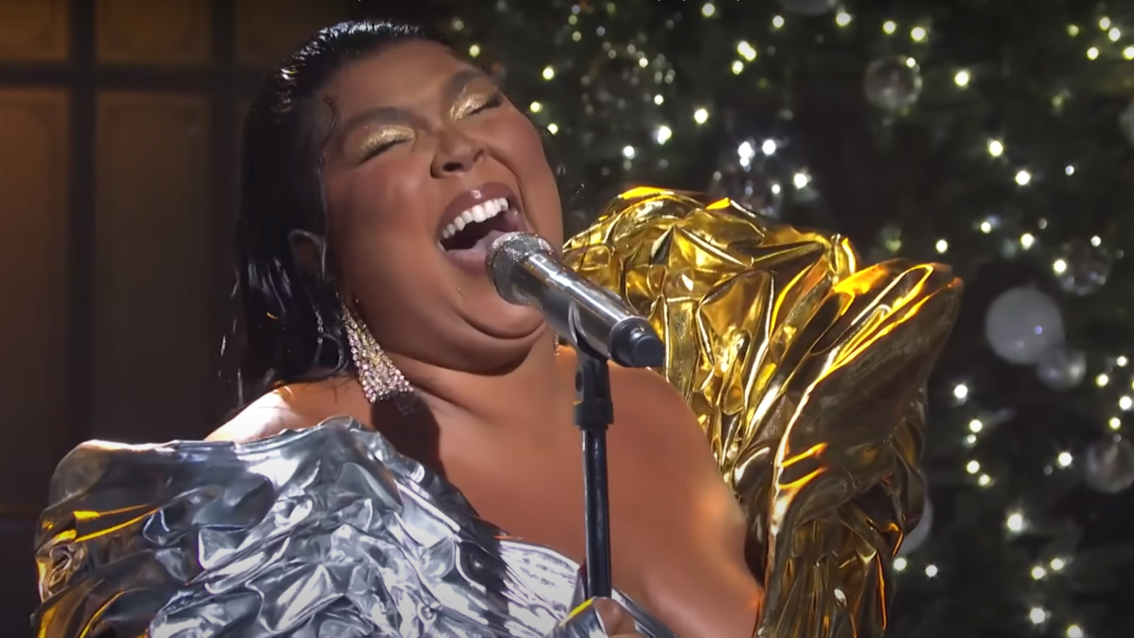 Lizzo performs beautiful cover of Stevie Wonder's 'Someday At Christmas' on Saturday Night Live