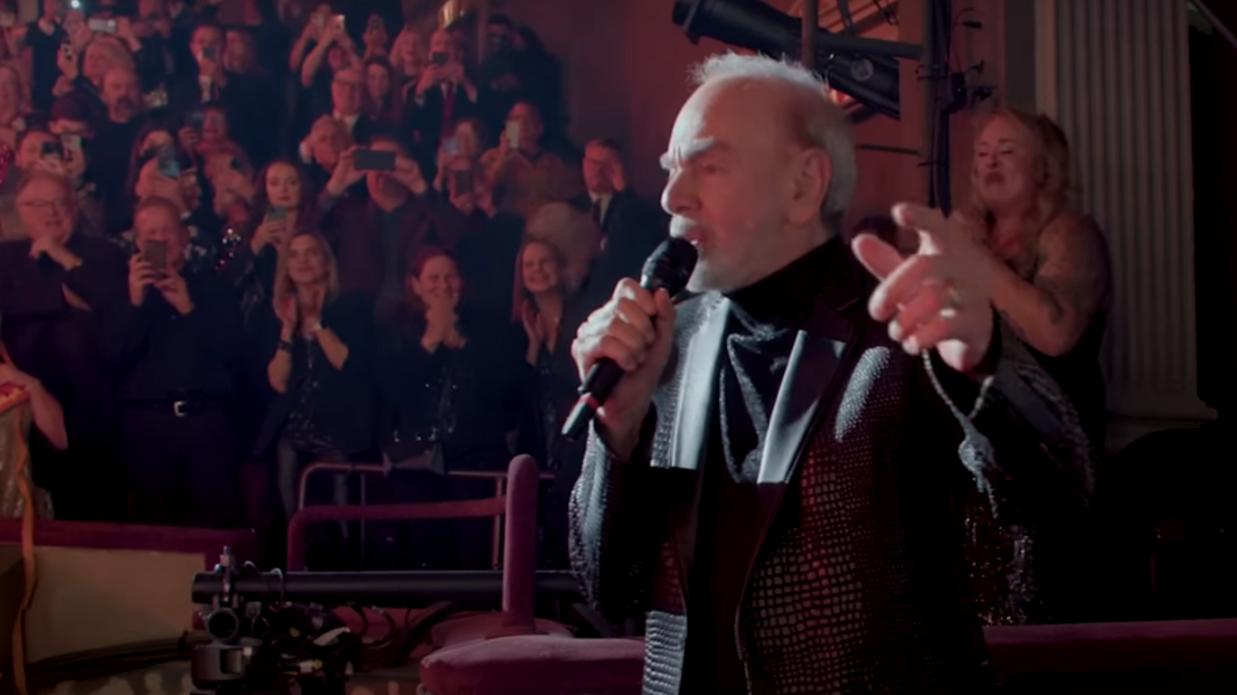 Neil Diamond makes rare live appearance to sing 'Sweet Caroline' at Broadway musical