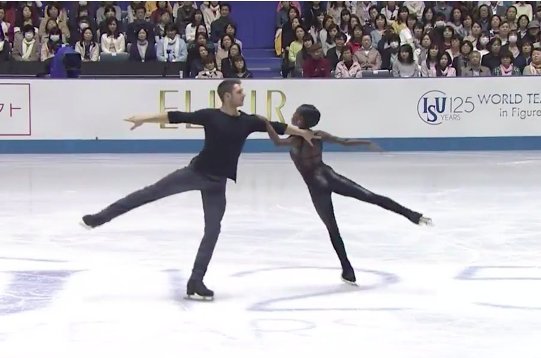 Sound of Silence: stunning ice skating display