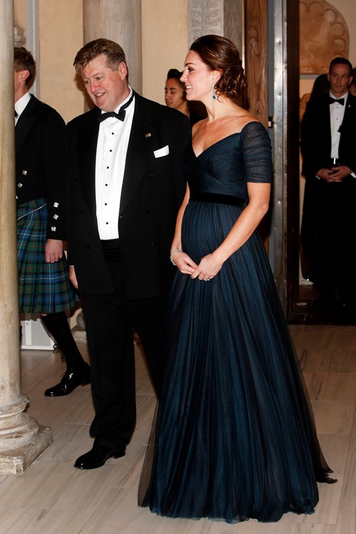 3. On December 9, 2014, Kate dazzled in an off-the-shoulder dress with an empire waist to the St. Andrews 600th Anniversary Dinner at the Metropolitan Museum of Art in New York City. The black velvet belt she accessorised the dress with perfectly accentuated her baby bump.