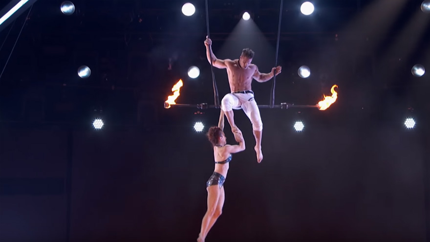 Trapeze act goes wrong 