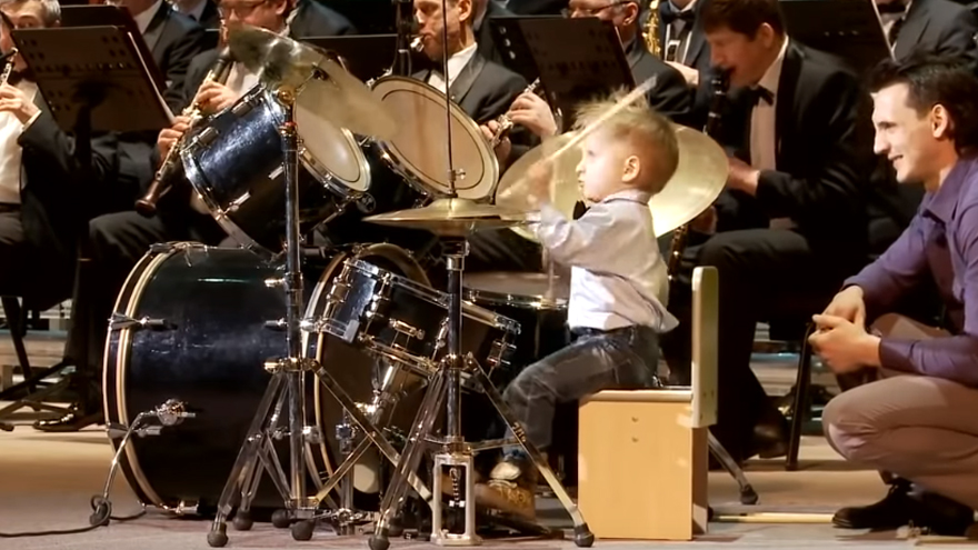 Russian drumming toddler wows crowd 