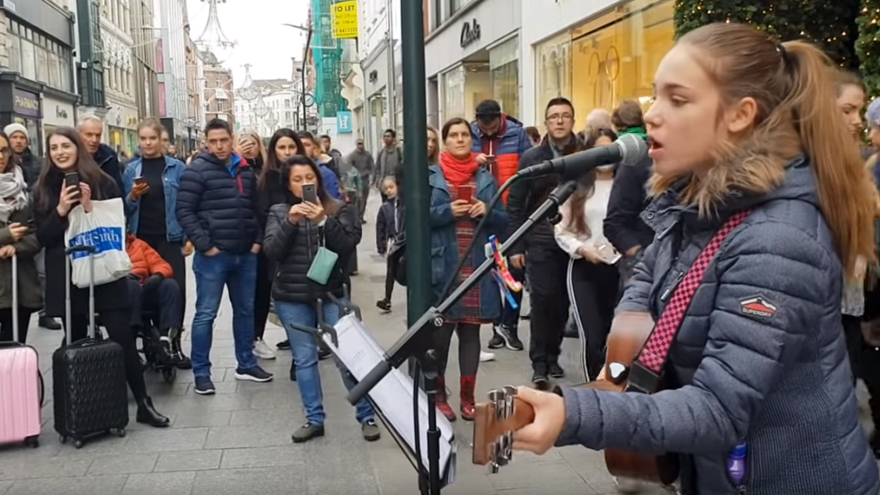 Amazing busker cover Shallow 