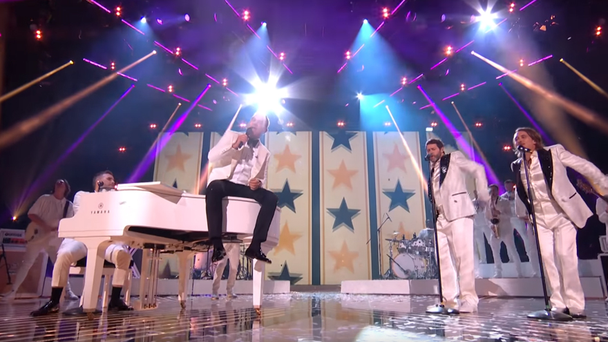 Robbie reunites with Take That 