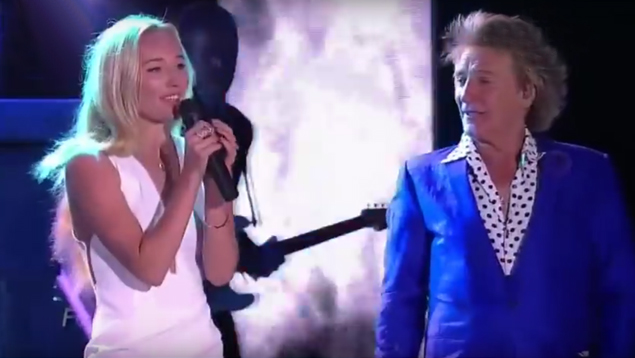 Rod Stewart performs beautiful 'Forever Young' duet with his daughter