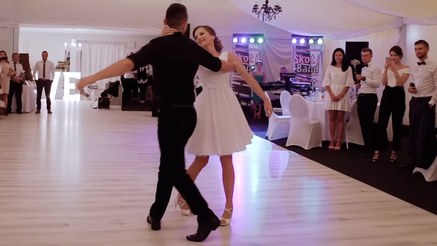 Newlyweds surprise their wedding guests with EPIC 'Dirty Dancing' first dance!
