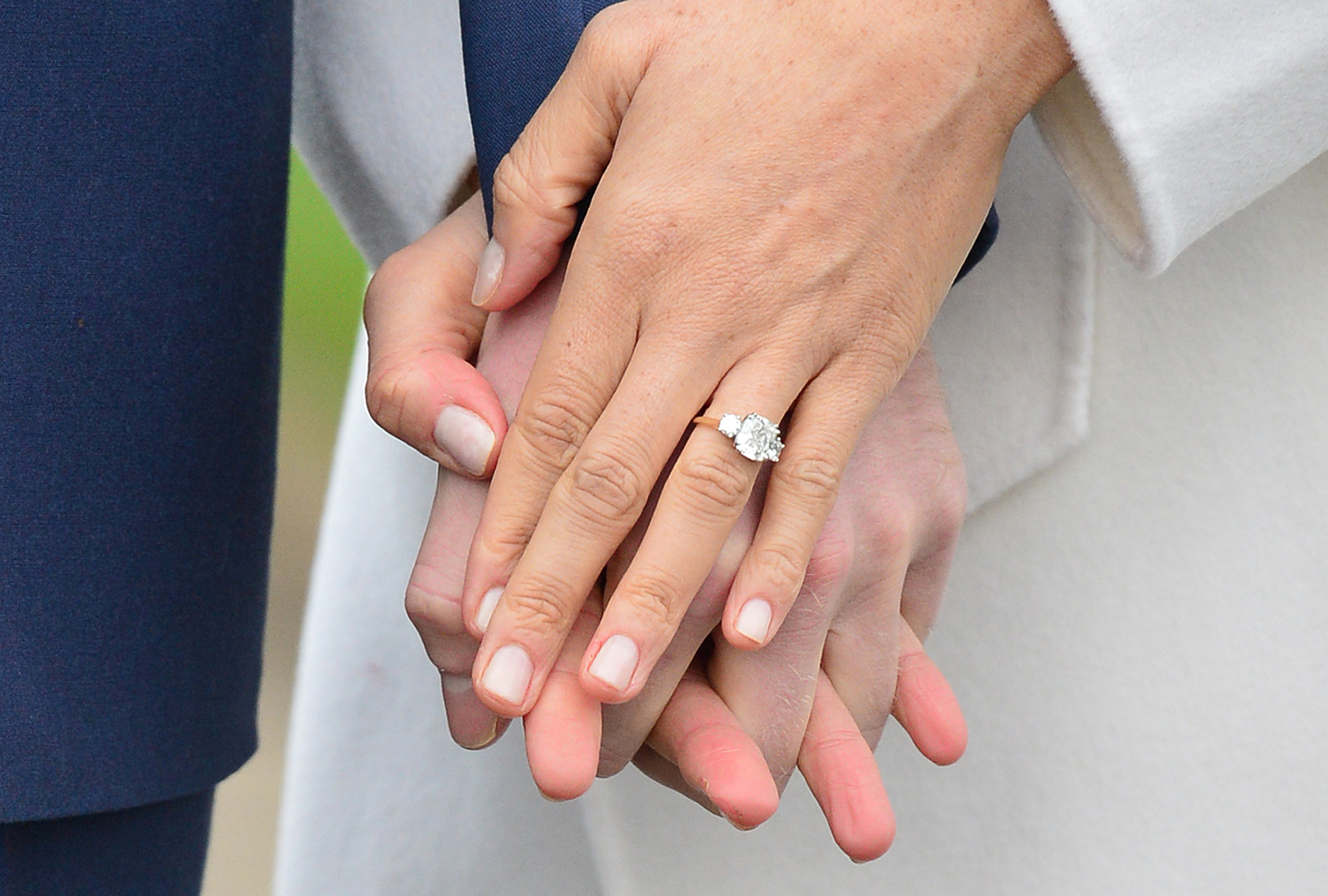 Обручальное кольцо на какой руке носят мусульмане. Кольцо Меган Маркл. Помолвочное кольцо Меган Маркл. Обручальное кольцо Меган Маркл. Меган Маркл кольцо на помолвку.