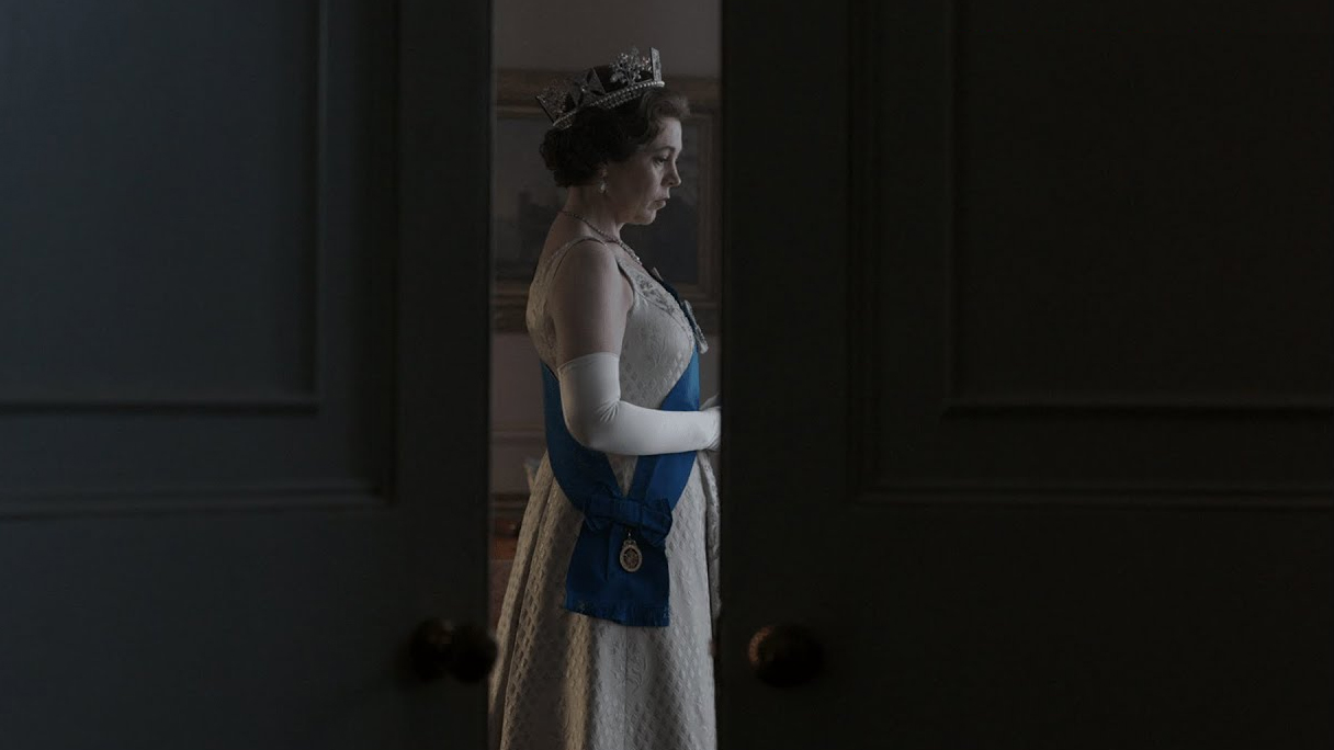 'The Crown' has just given us our first look at Olivia Colman as Queen Elizabeth II!