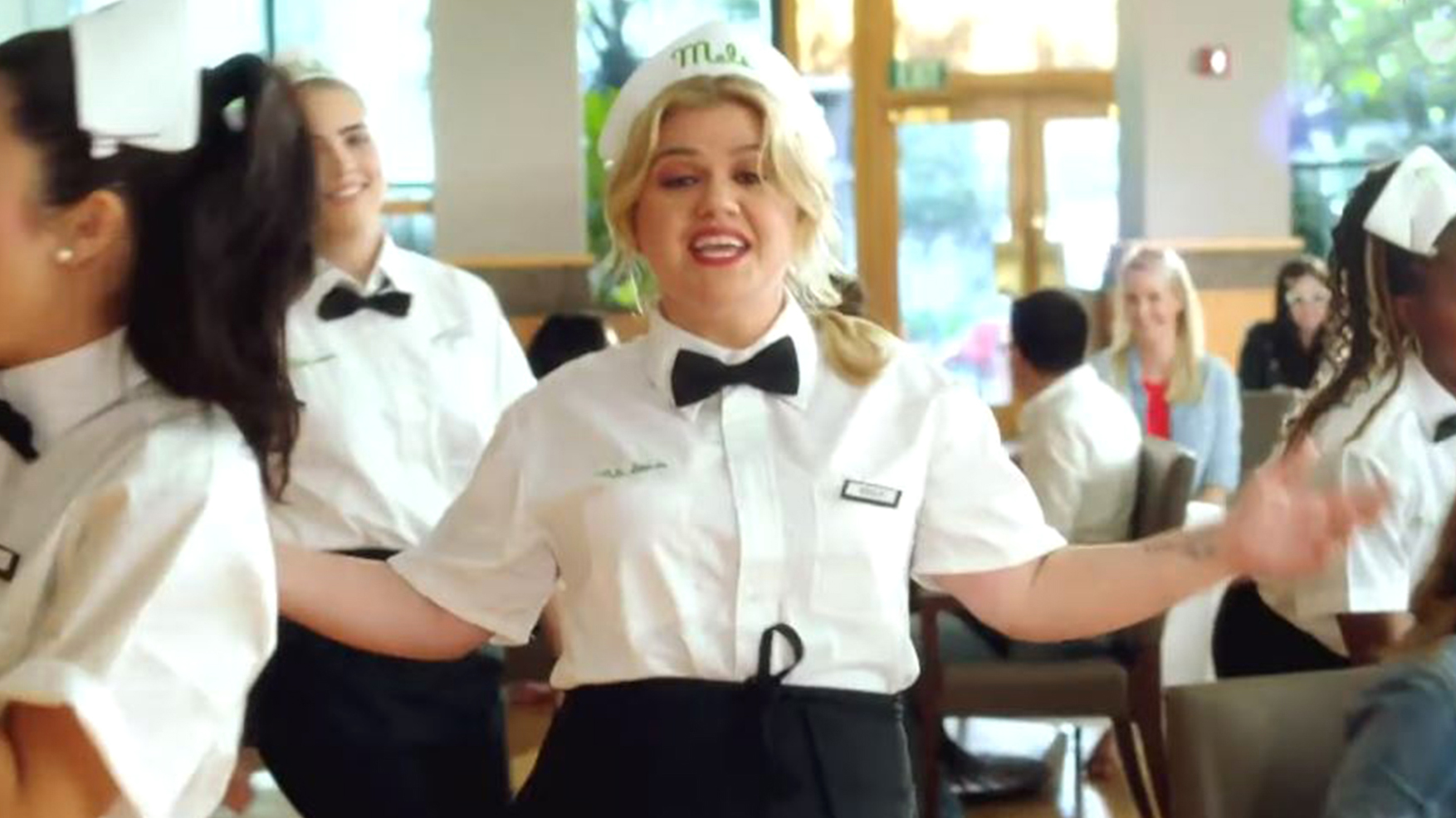 Kelly Clarkson belts out awesome cover of Dolly Parton's '9 to 5'