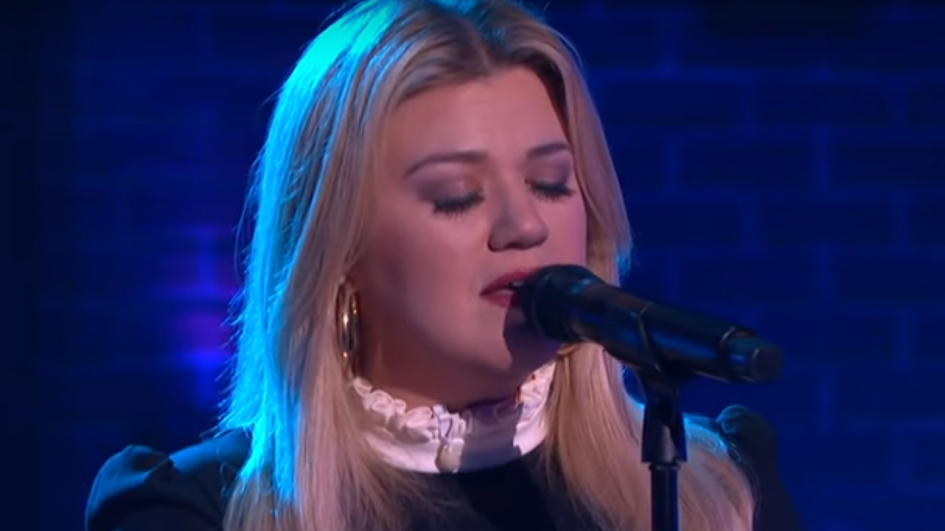 Kelly Clarkson performs stunning cover of Bob Dylan's 'Make You Feel My Love'