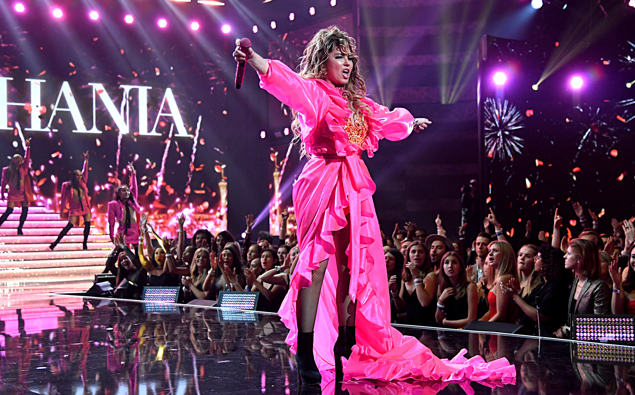 Shania Twain Performs Epic Medley Of Her Greatest Hits At
