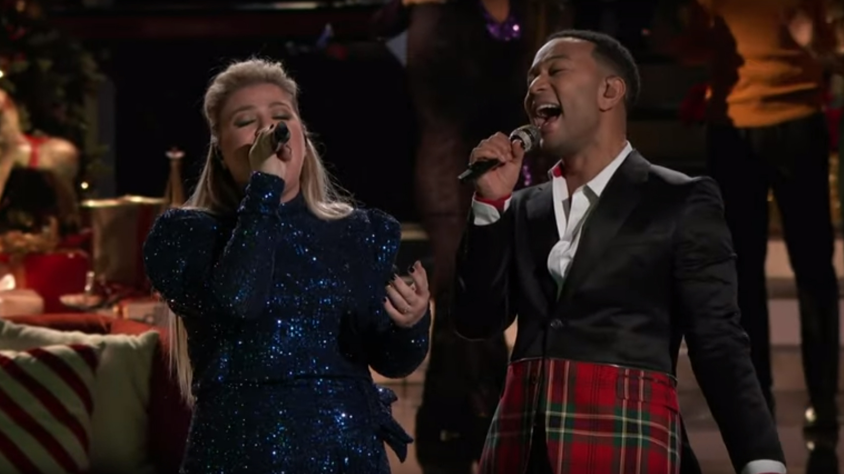Kelly Clarkson and John Legend wow with live performance of 'Baby It's Cold Outside'