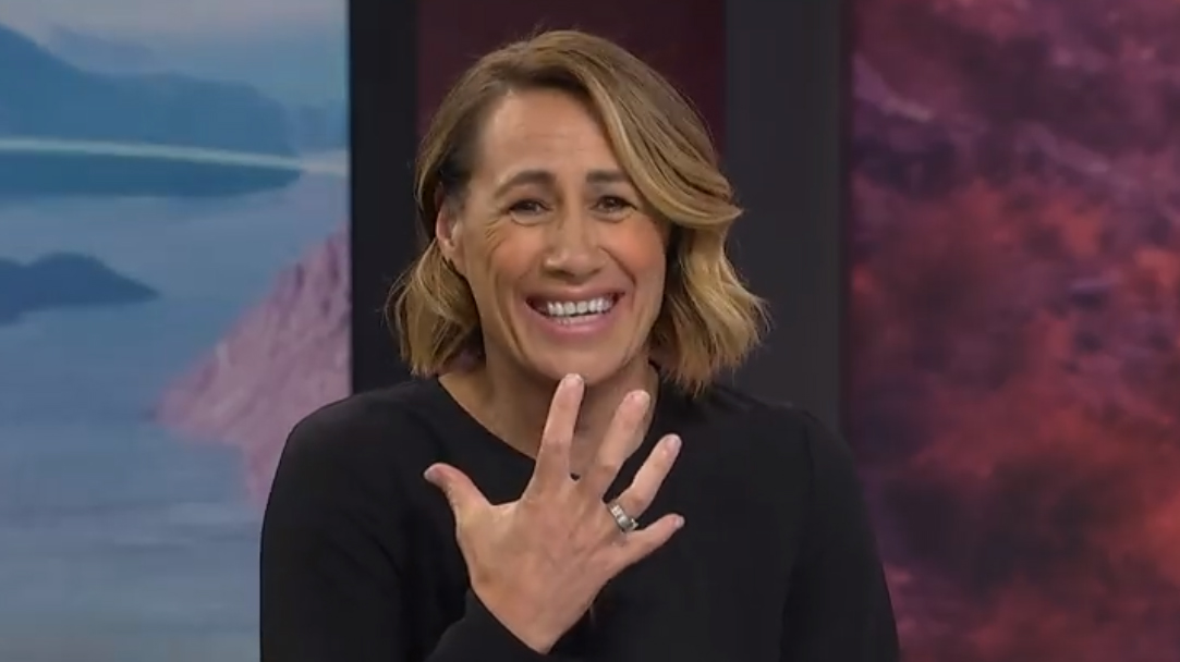 TVNZ's Jenny-May Clarkson cheekily mocks Daniel Faitaua's hilarious winter scarf
