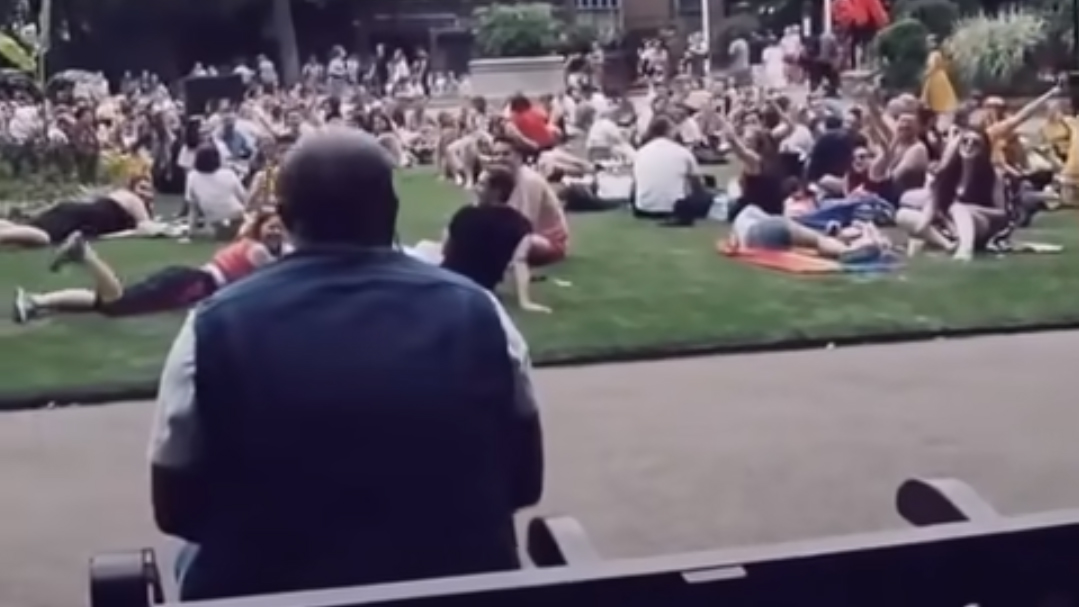Man inadvertently starts gigantic singalong to Bon Jovi's 'Living On A Prayer' with strangers in a park