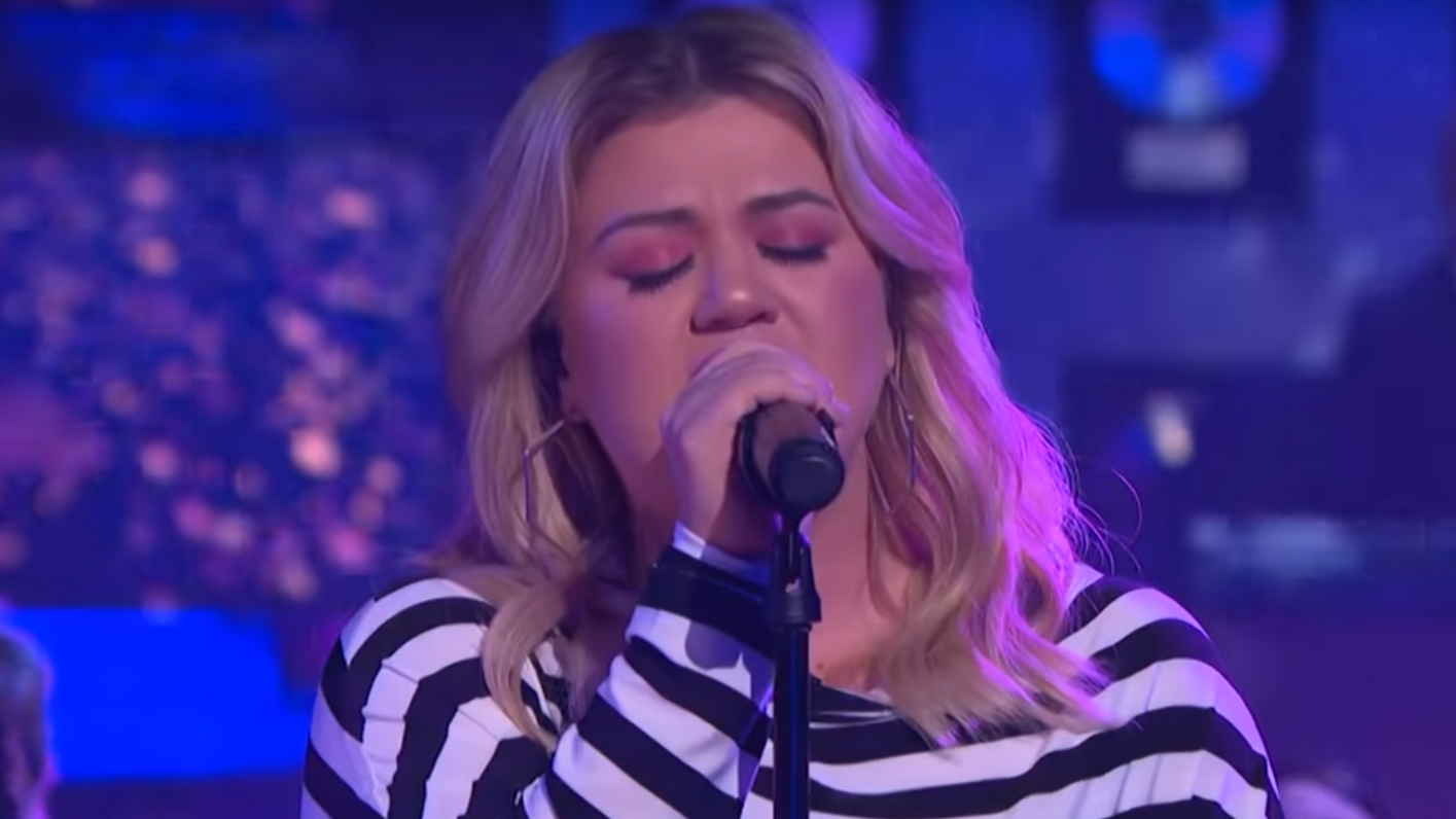 Kelly Clarkson performs stunning cover of Olivia Newton-John's 'Hopelessly Devoted to You'