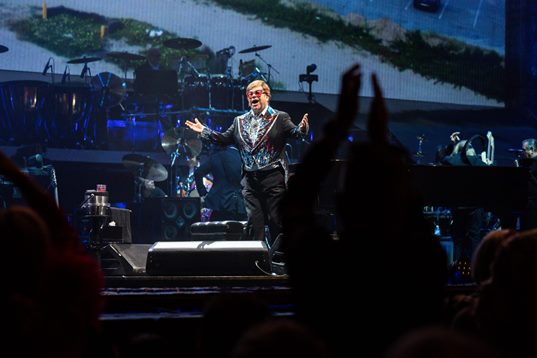 Sir Elton John pays tribute to his friend Olivia Newton-John at his Melbourne concert