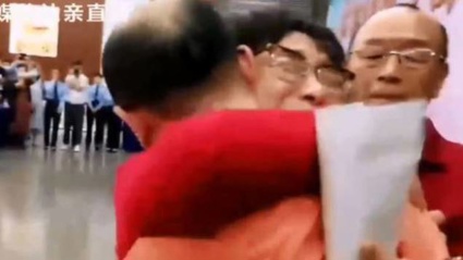 The moment Li Jingzhi saw her son for the first time in 32 years