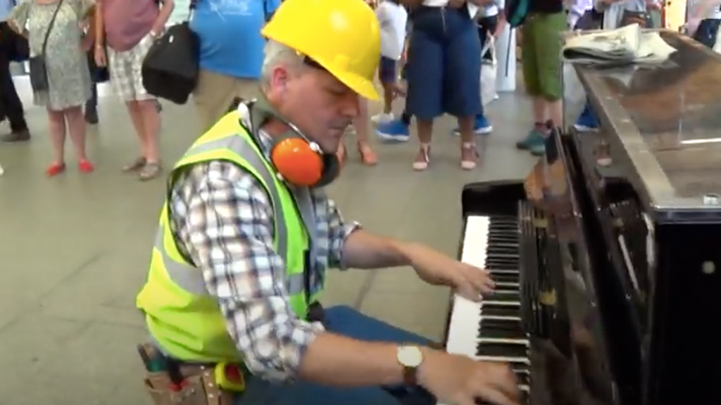 Construction worker wows with stunning piano performance