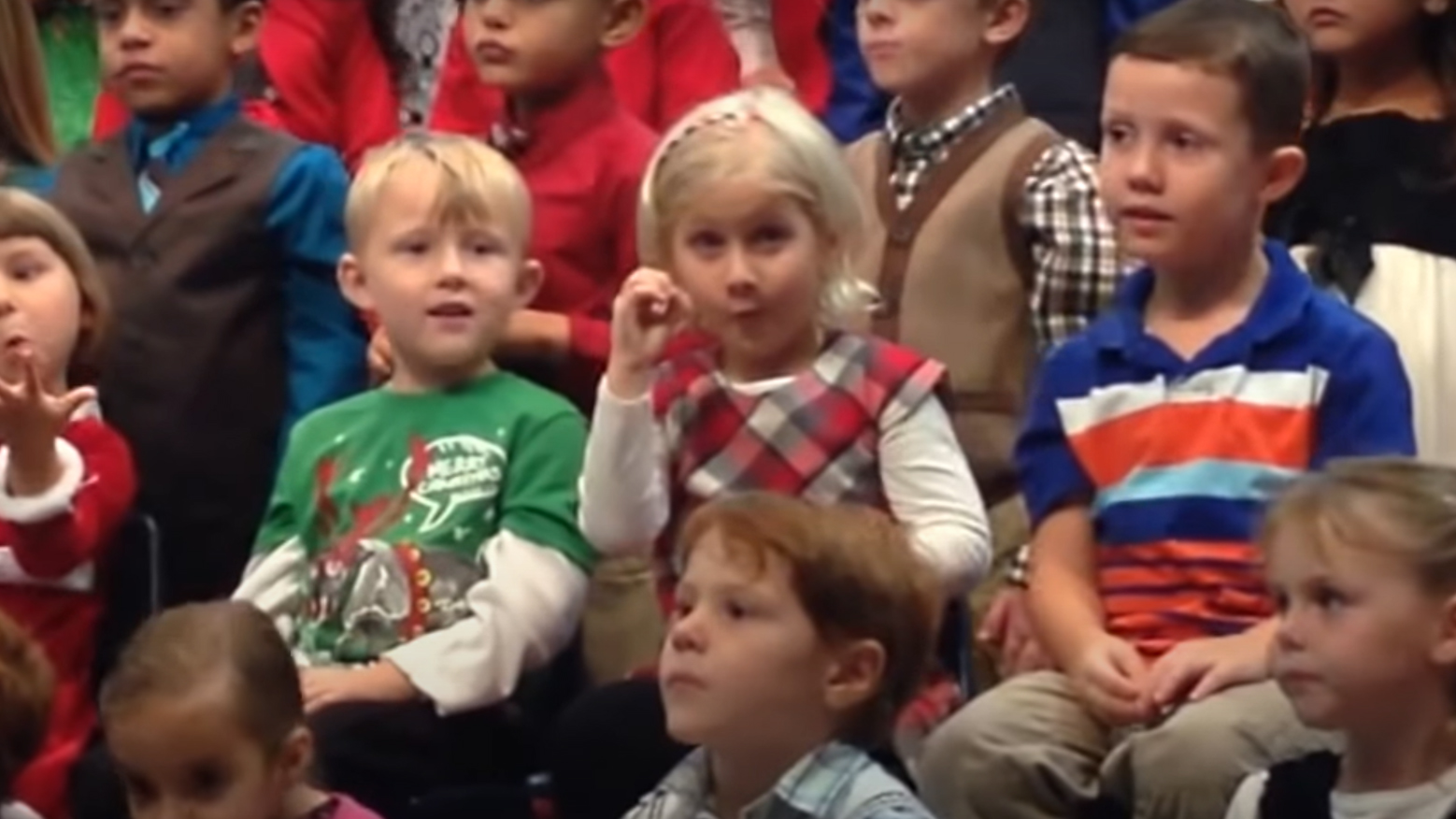 Heartwarming moment daughter signs for her deaf parents so they can enjoy Christmas concert too