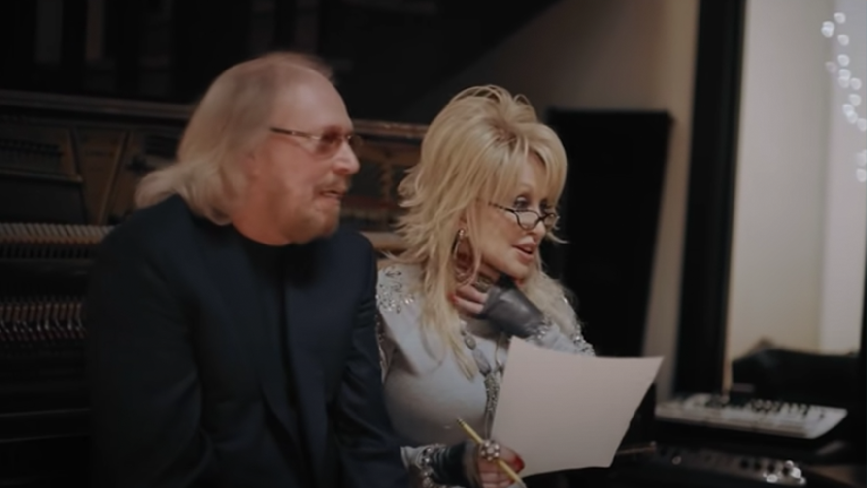 Take a behind the scenes look at Barry Gibb and Dolly Parton's duet of a Bee Gees classic