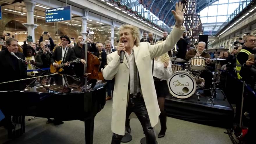 Sir Rod Stewart surprised commuting fans with live performance from his upcoming album
