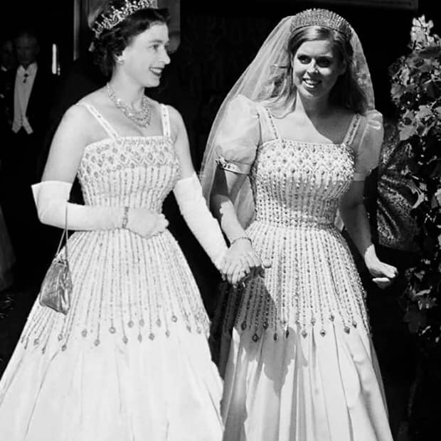 Sweet image of Queen Elizabeth II with Princess Beatrice in her wedding ...