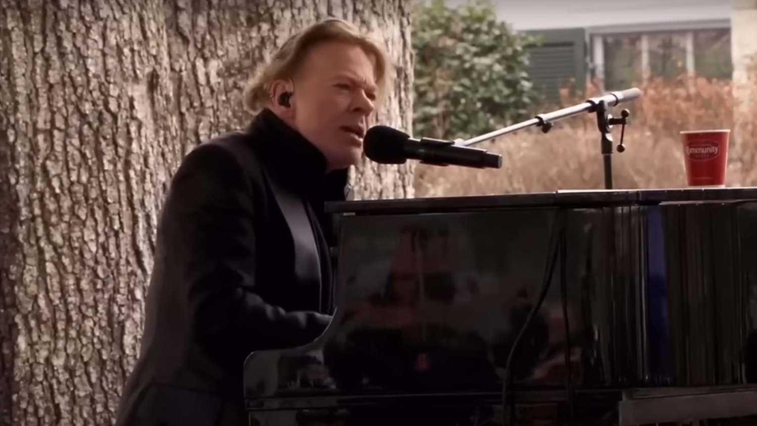 Guns N' Roses' Axl Rose performs emotional 'November Rain' tribute to Lisa Marie Presley