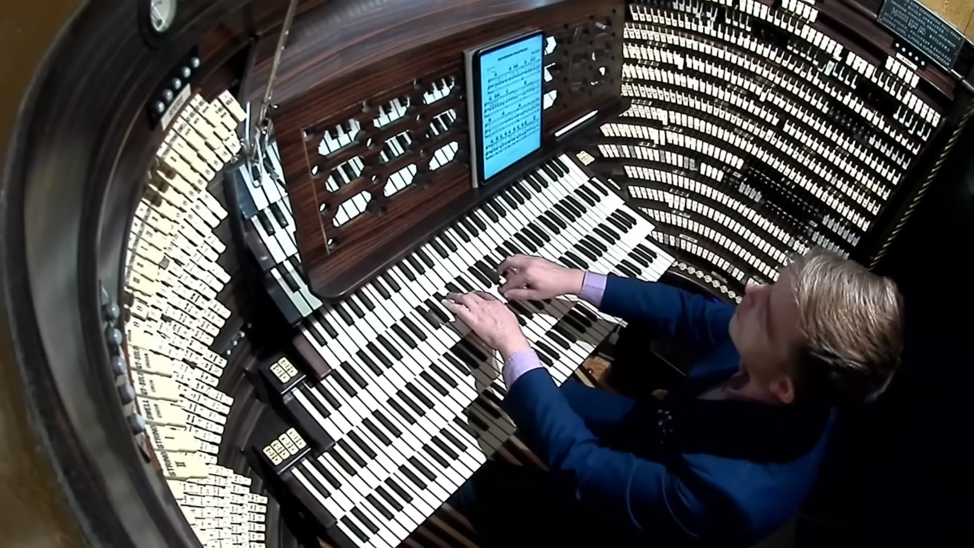 Organist wows with impressive cover of 'Bohemian Rhapsody' on the world's largest pipe organ
