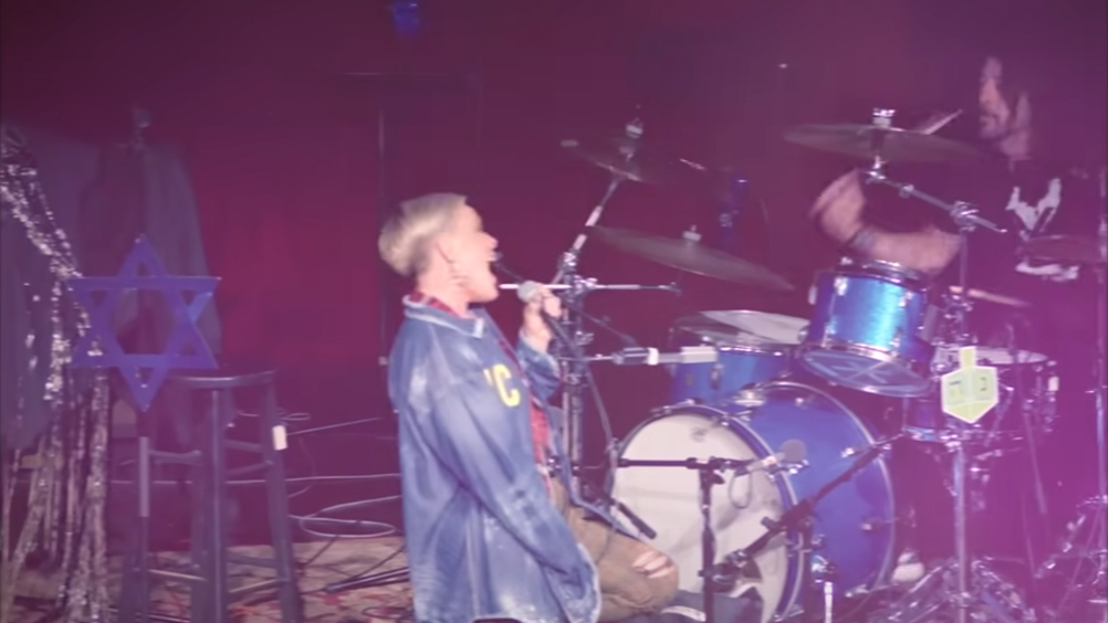 Pink and Dave Grohl perform rocking live rendition of 'Get the Party Started'