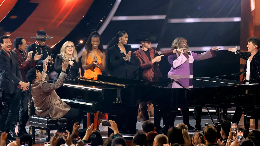 Stevie Wonder and Charlie Puth perform incredible piano duet in tribute to Lionel Richie at the 2022 AMAs