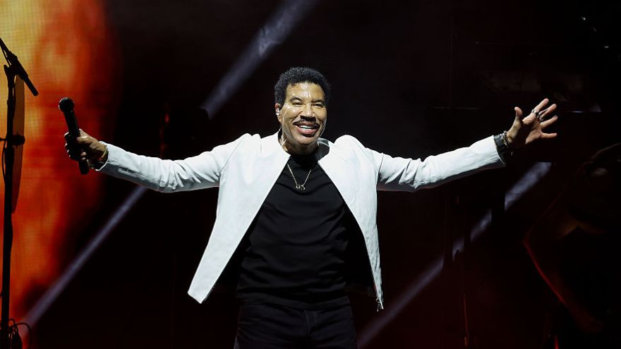 Lionel Richie health scare mid concert