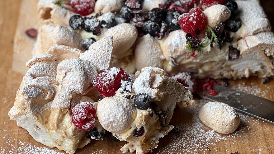 Sheet cake pan meringue with summer berries