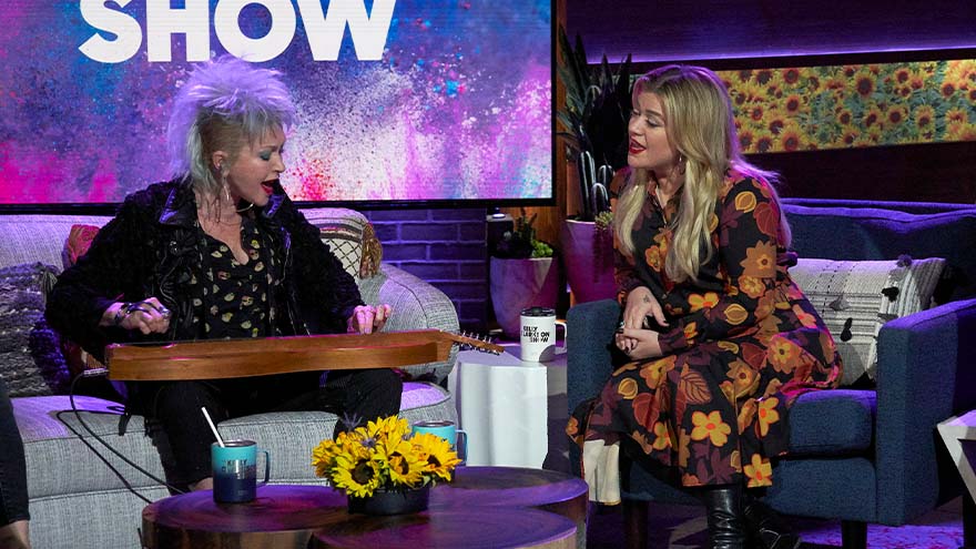 Watch Cyndi Lauper and Kelly Clarkson's beautiful duet of 'True Colors'