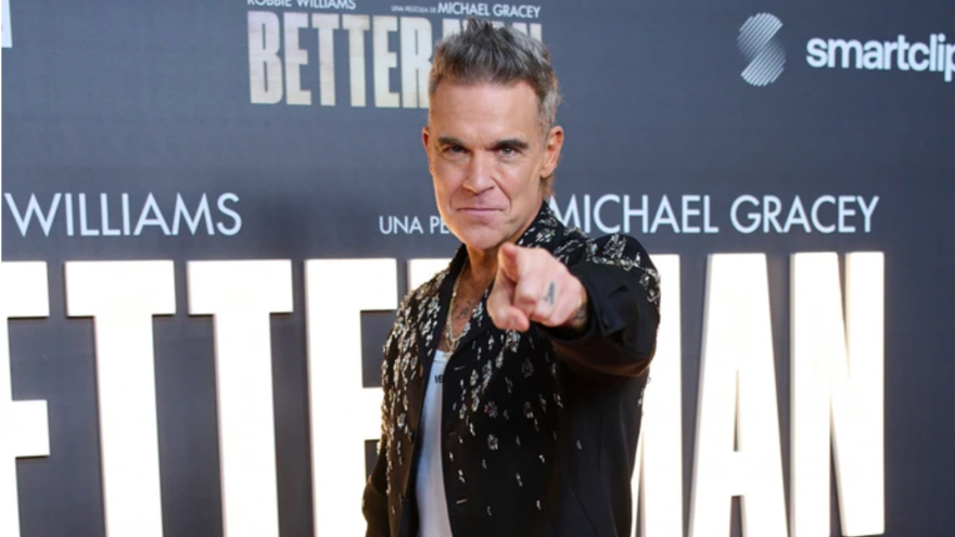 Robbie Williams stuns fans by busking Angels on streets of Seville