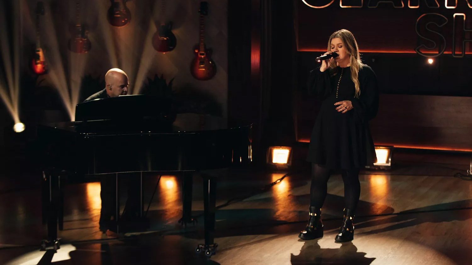 Kelly Clarkson performs soulful piano cover of Faith Hill's 'Breathe'