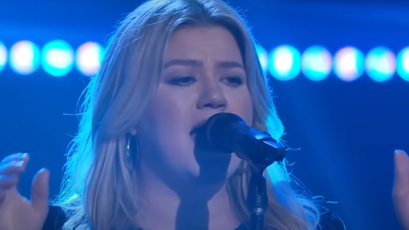 Kelly Clarkson rivals Adele with stunning rocky cover of 'Set Fire to the Rain'