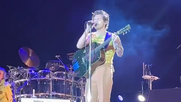 Harry Styles pays beautiful tribute to Christine McVie with live cover of 'Songbird'