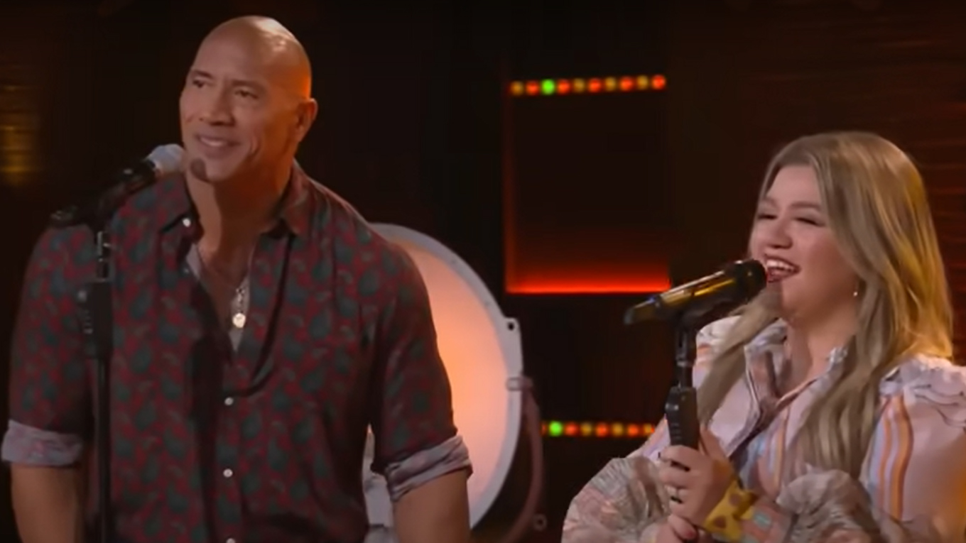 Kelly Clarkson and Dwayne Johnson pay tribute to Loretta Lynn with sweet country duet
