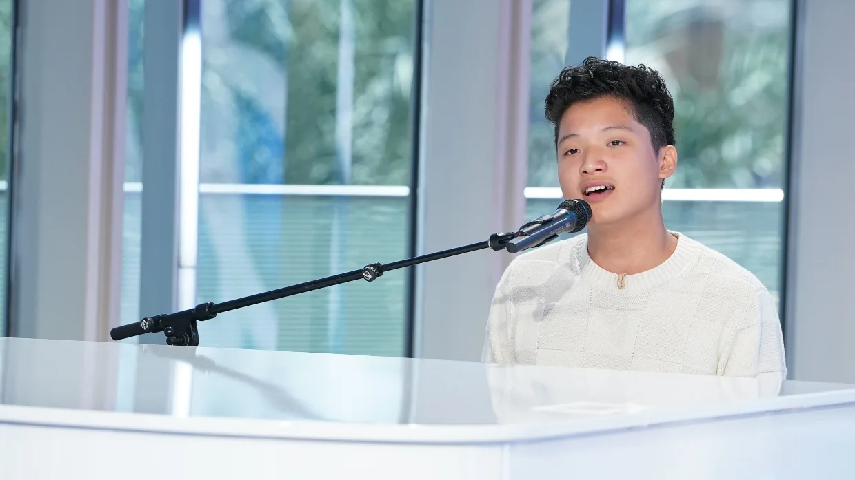 American Idol judges award Platinum Ticket to the "most gifted singer" for Billy Joel cover