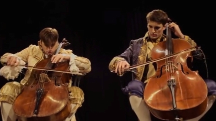 2 men with their Cellos cover AC/DC's Thunderstruck!