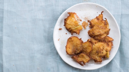 These easy spiced apple fritters will spice up your winter