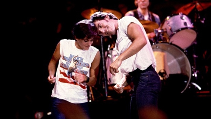 Watch Courteney Cox recreate her ‘Dancing in the Dark’ dance moves