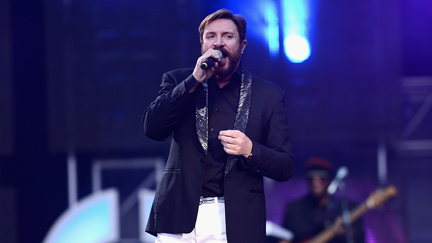 Duran Duran's Simon Le Bon duets 'Hungry like the Wolf' with unexpecting guitarist