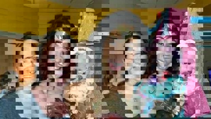 Superhero pose: Wonder Woman Gal Gadot visits kids' hospital