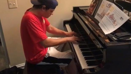Incredibly talented pizza delivery boy performs Beethoven's 'Moonlight' on family's piano