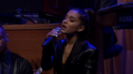 Watch Ariana Grande's stunning tribute to the late Aretha Franklin