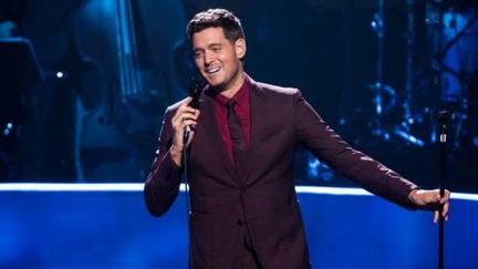 Michael Bublé shares special moment with Kiwi buskers at his Auckland concert