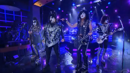 James Corden covers Kiss