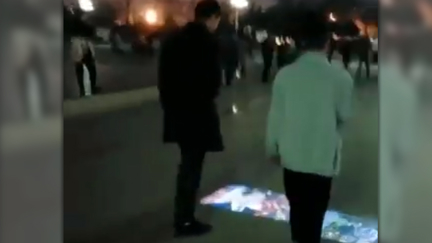 Smartphones with built-in projectors now exist ...
