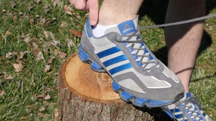 THIS is what that extra shoelace hole is for on your shoe ...